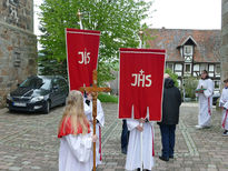 Markusprozession zum Kreuz an der Netzer Straße (Foto: Karl-Franz Thiede)